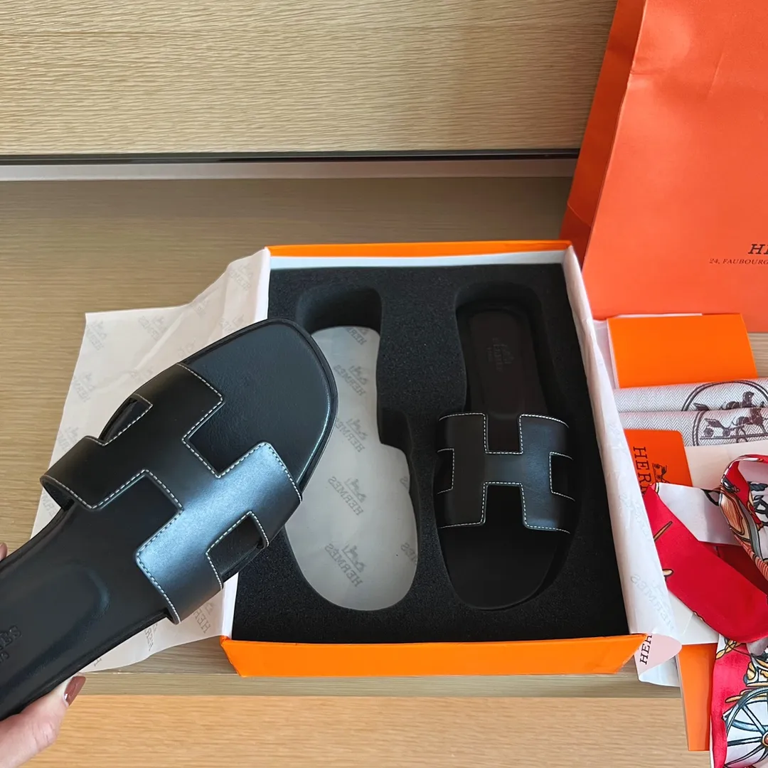 👟👟Ex-factory price 480👟👟Hermès) The packaging has been upgraded, and the layout and workmanship materials have been upgraded. Hermes®🔴Handmade Shoes👟👟 👟👟 Product Hermes Slippers🐎 —————————— The 2023 early spring new model is the same as the original version, purely handmade by masters! ❥High-end customization, exclusive products, industry❥Using: Hermers upper: Italian imported cowhide + original custom-grade Australian sheepskin feet + genuine leather outsole (pursuing walking comfort) 👟👟 ~~〰〰〰〰❥ Packaging: ✔🚦Pay attention to the exclusive packaging 〰Original quality on sale━━━━Hermes━━━━━ size: 35-40 (34.41.42 custom-made, non-refundable)